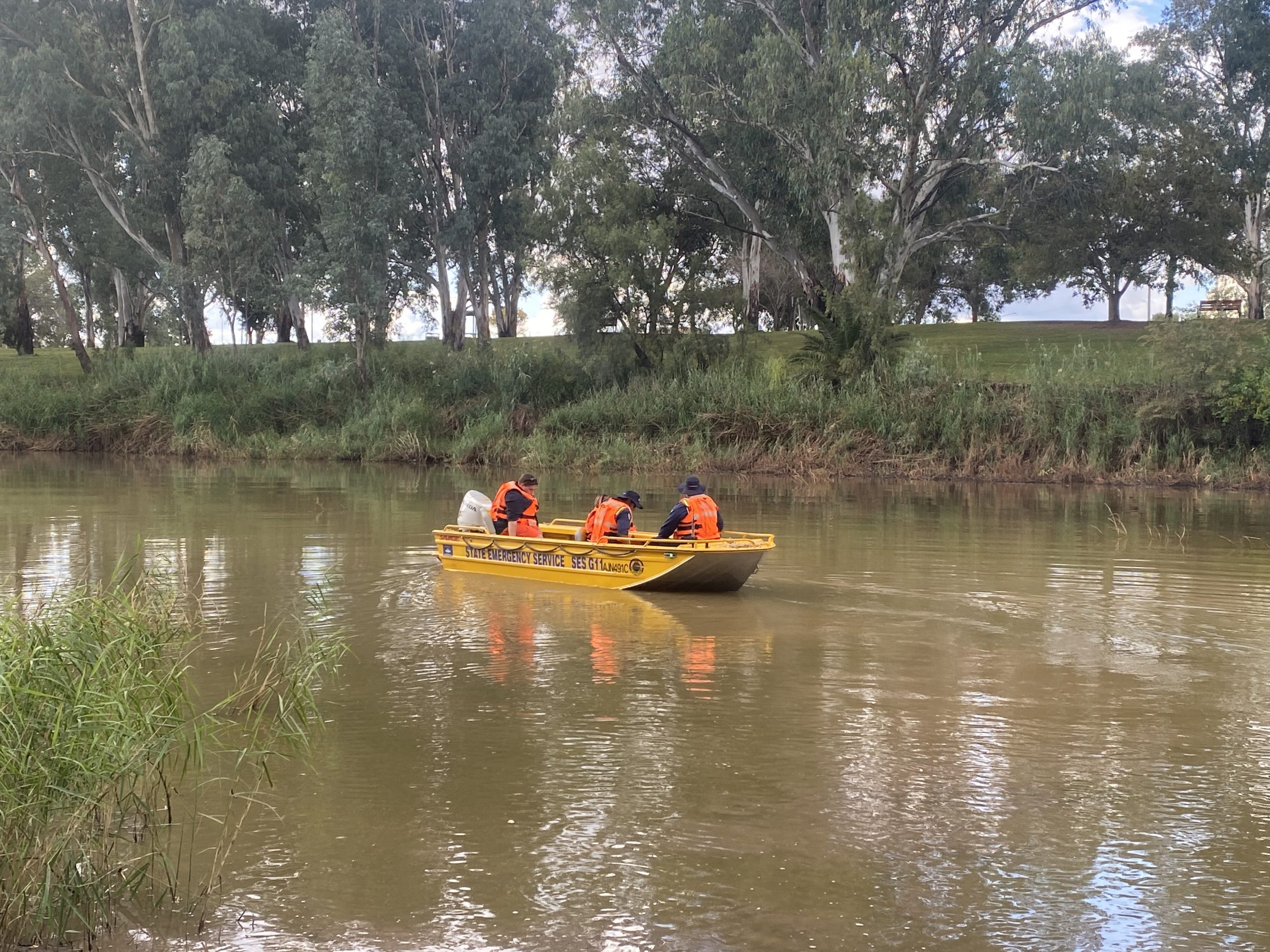 SES Crews investigating ‘discolouring’ of water in Narrabri Creek.