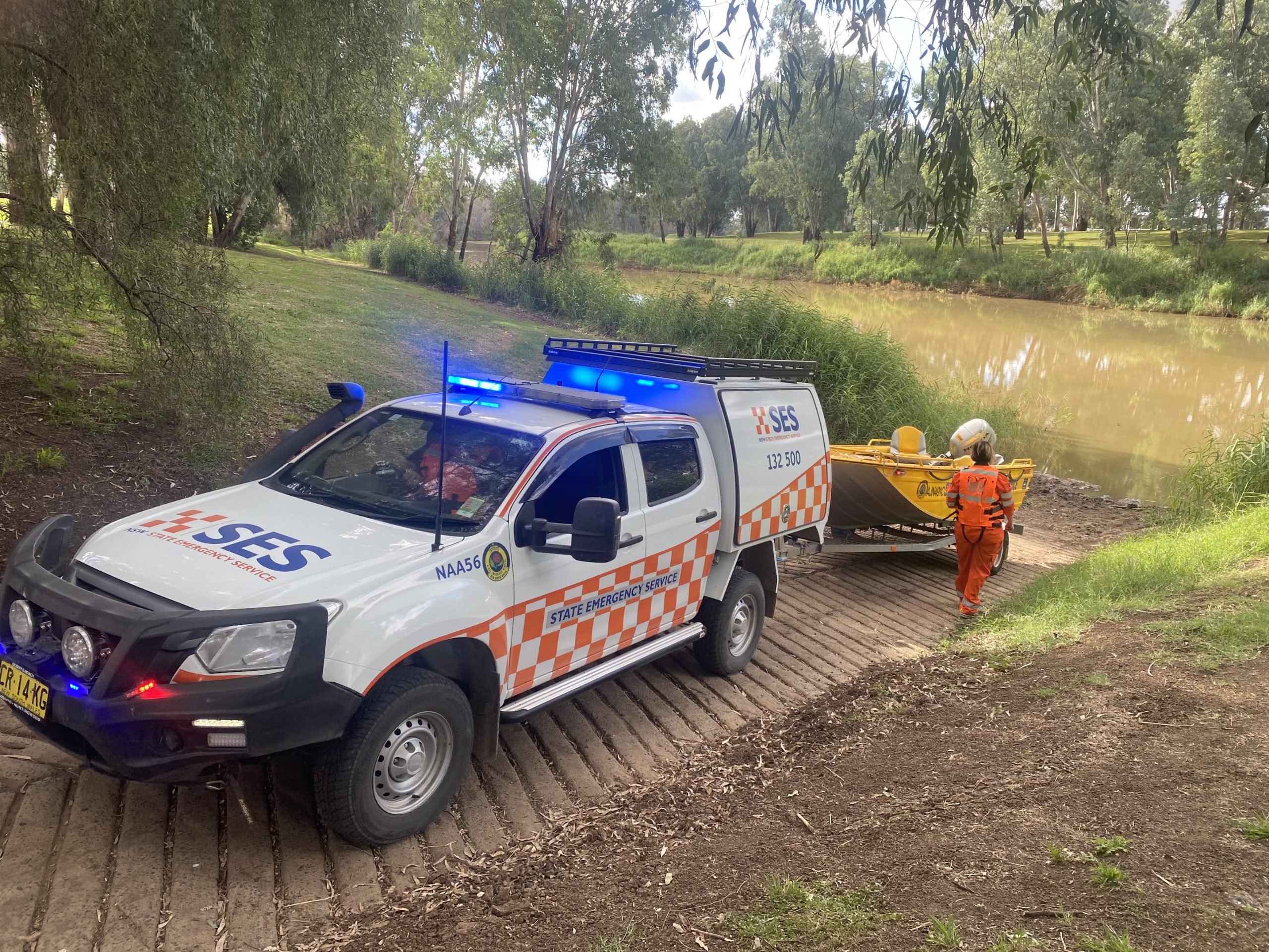 SES Crews investigating ‘discolouring’ of water in Narrabri Creek.