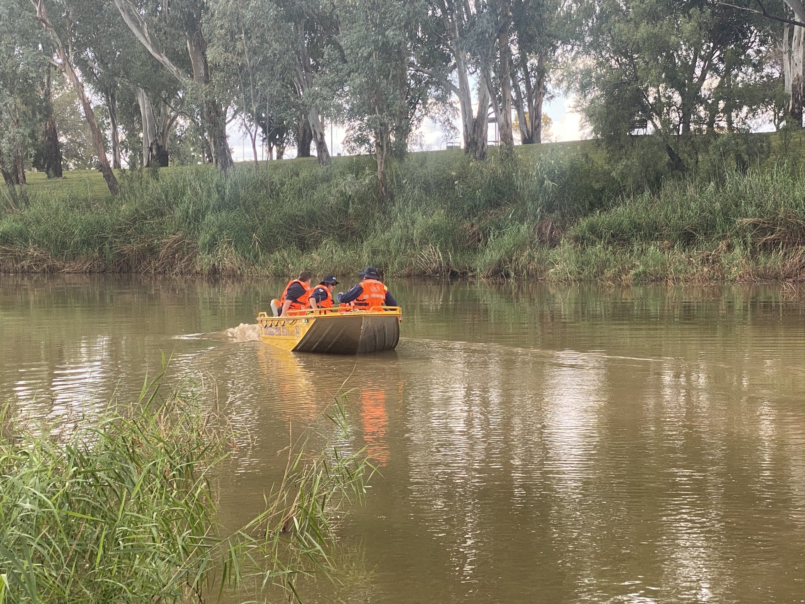 SES Crews investigating ‘discolouring’ of water in Narrabri Creek.