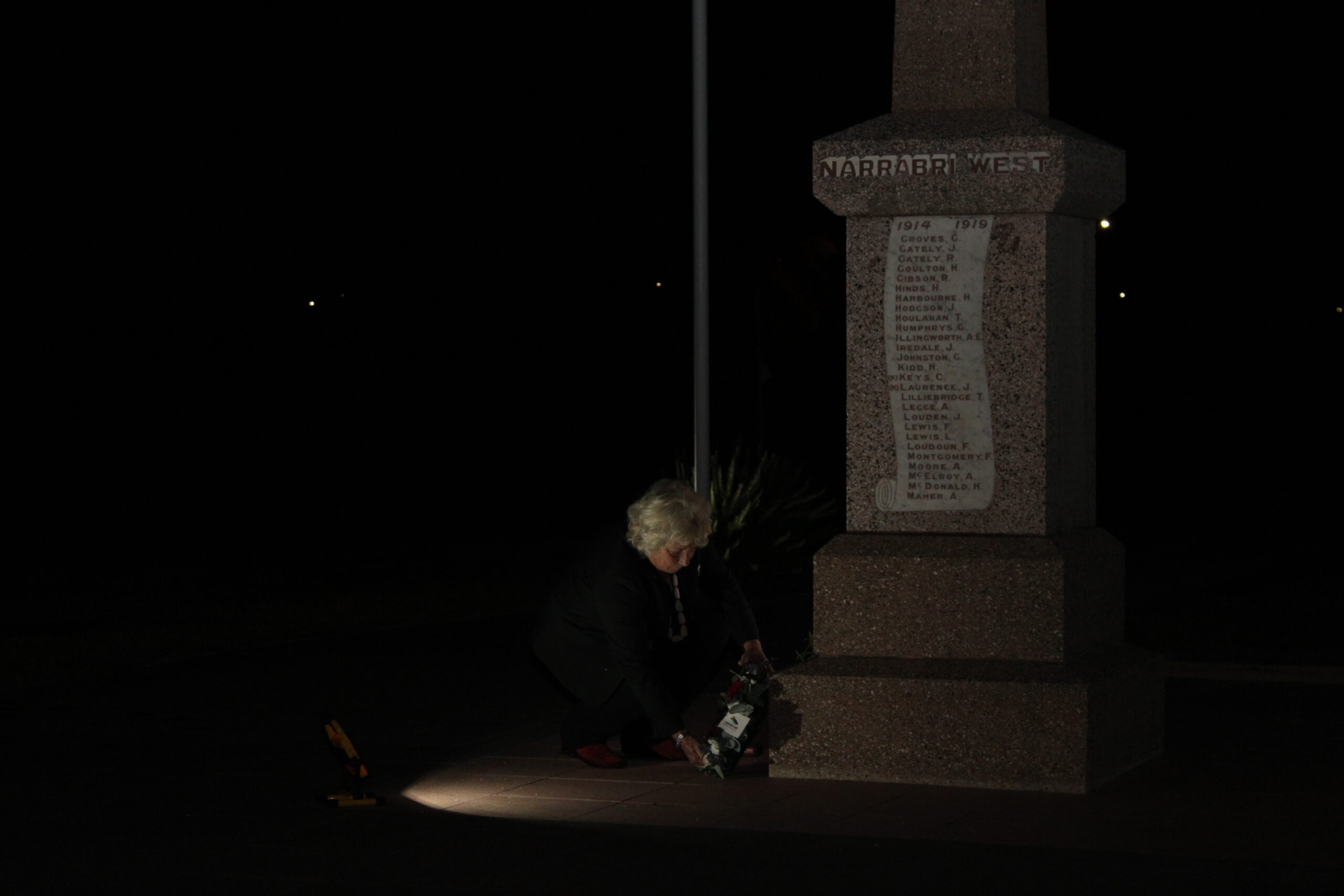 Cr Cathy Redding places a wreath at the base of the war memorial at the Narrabri West dawn service.