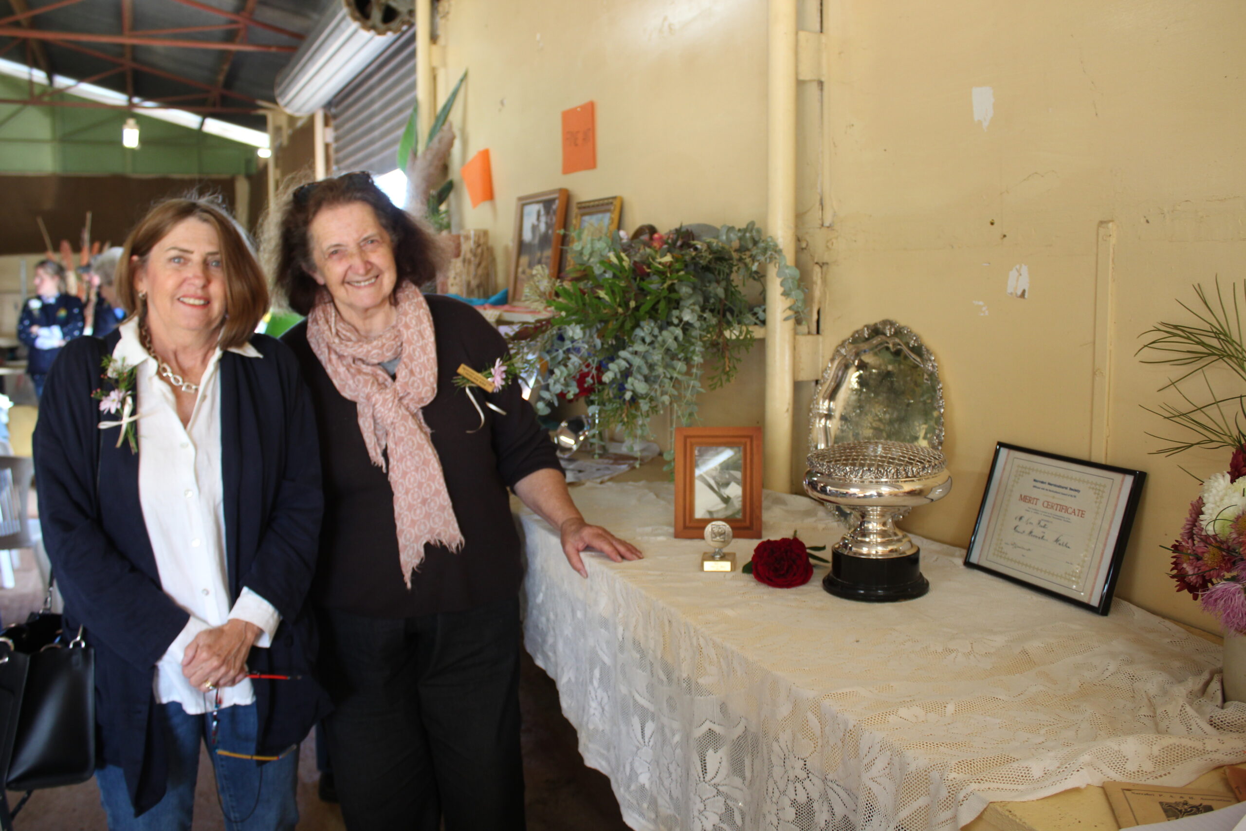 Mr Foxe’s niece, Helen Busby, and Noeline Kiss (Narrabri Garden Club vice-president) with his awards and photo.