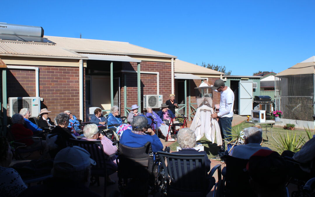 Aged care residents see bee-hind the scenes of beekeeping | PHOTOS