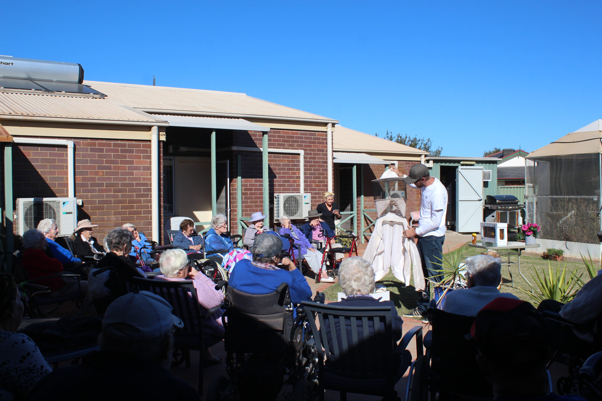 Aged care residents see bee-hind the scenes of beekeeping | PHOTOS