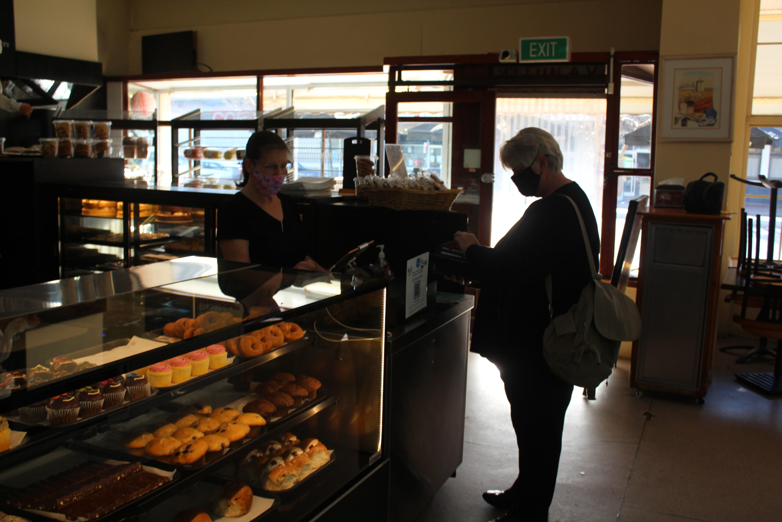 Wendy Morris serving Tania King.