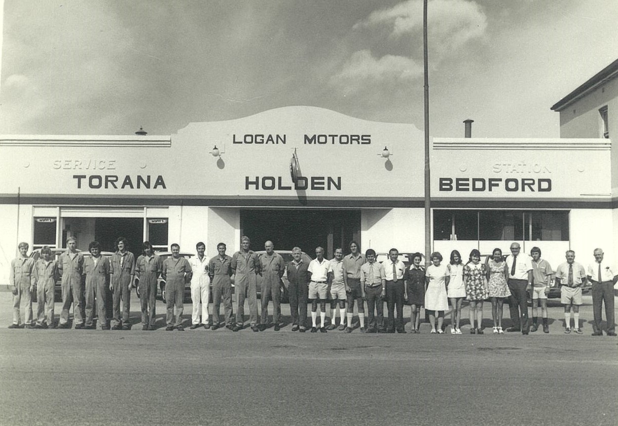 Logan’s Motors staff: Fred Shepherdson, Garry Shepherdson, Robert Pownall, Lance Daisy, Brian Lovegrove, Brian Miller, Mick McCauley, John Hennessy, Boyce Alexander, Don Hardy, Carl Jenkins, Jack Juratawich, Norman Jonas, John Fletcher, Peter Stanford, Peter Brayshaw, John Shaw, Petal Woods, Tupp Tapping, unknown, Marie Gray, Norma Fletcher, Jack Hughes, Charles Gaynor, Mark Tapping and Jack Logan. Boyce Alexander was employed by Logan Motors for 15 years from 1961 to 1976. The business, now a shop complex, was next door to the Commercial Hotel in Maitland Street,