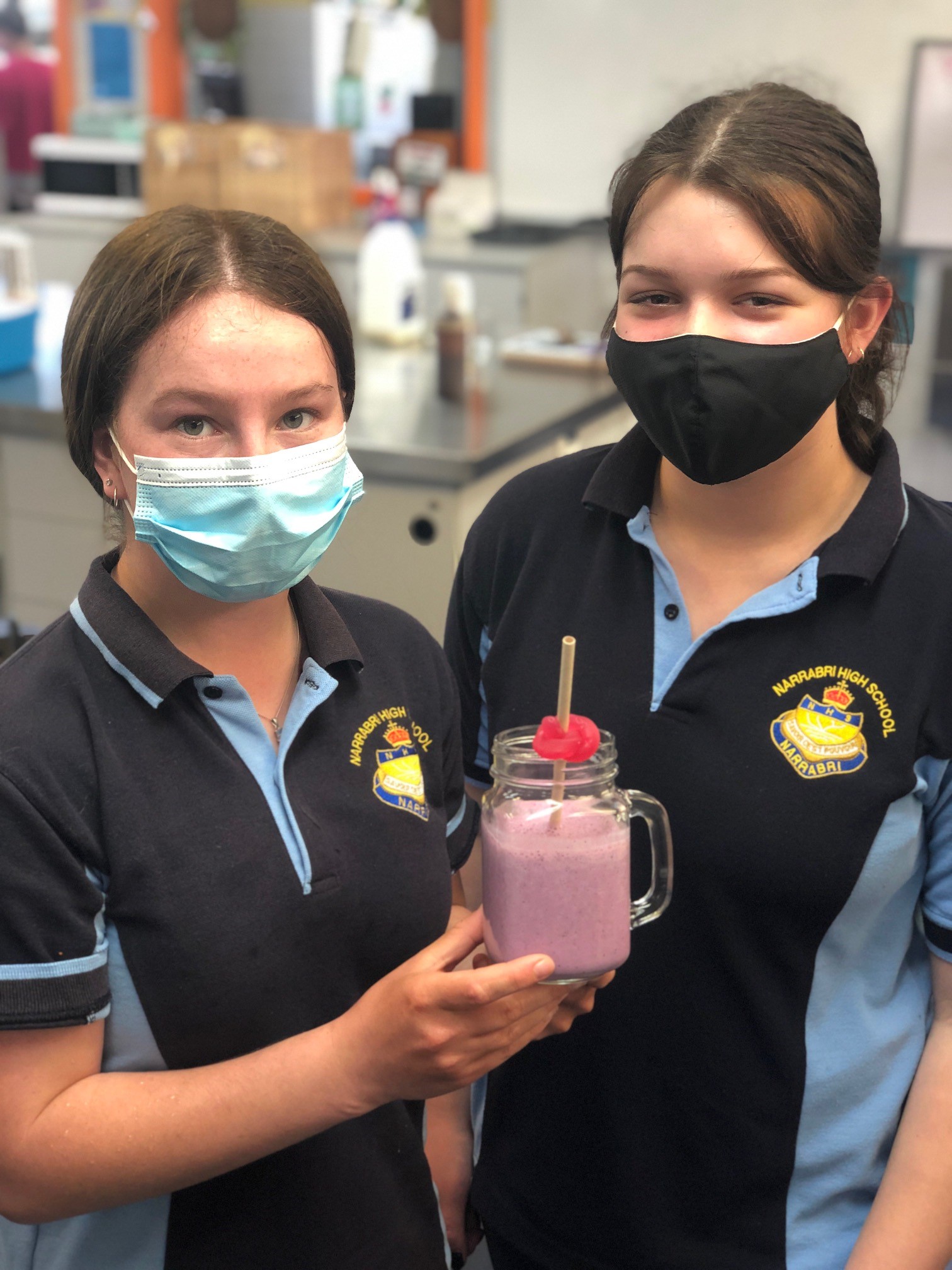 Kaylyn Chater and Jemma Dafter creating berry smoothie for Pink Up.