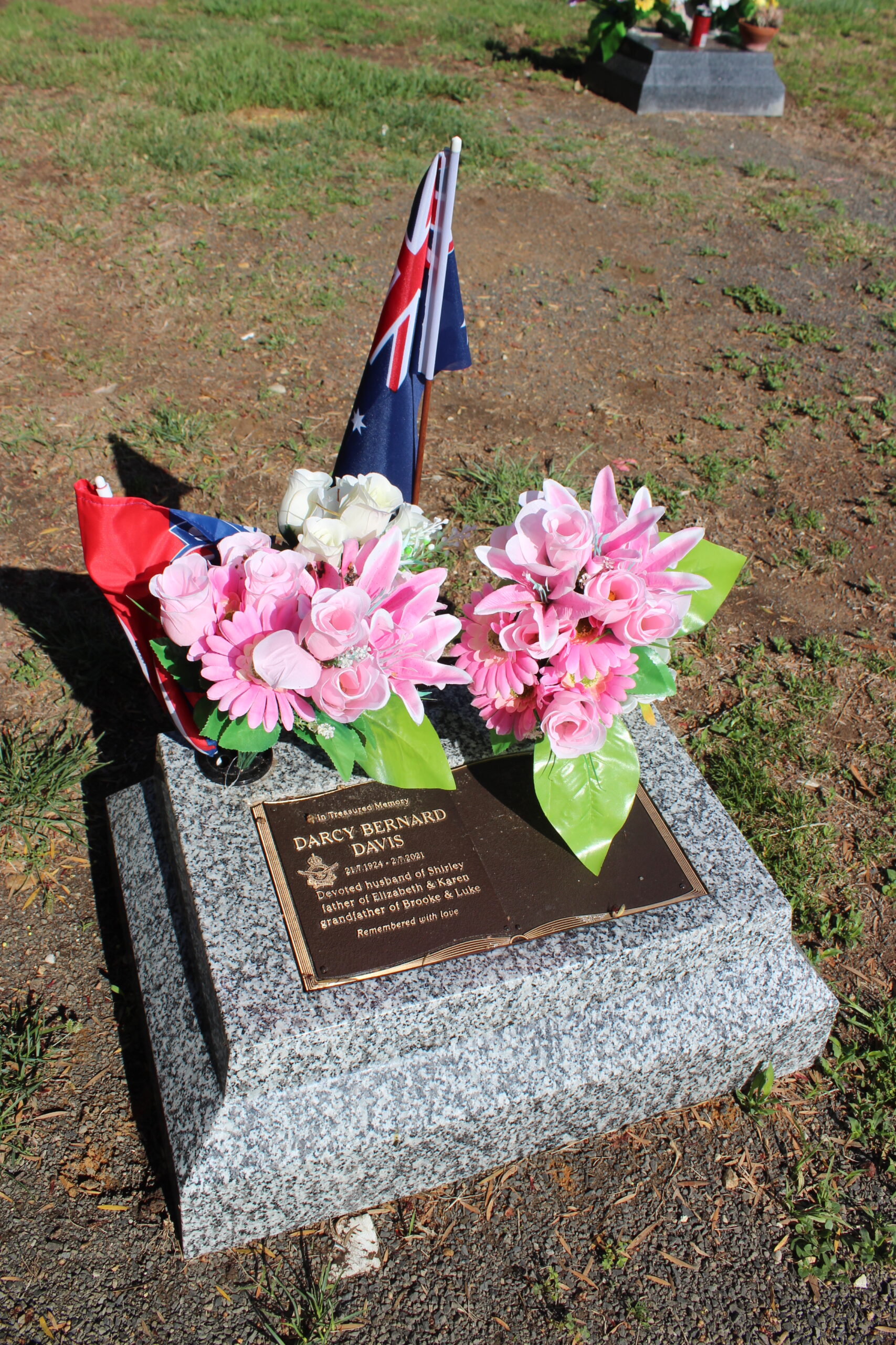 97-year-old Veteran Darcy Davis grave.