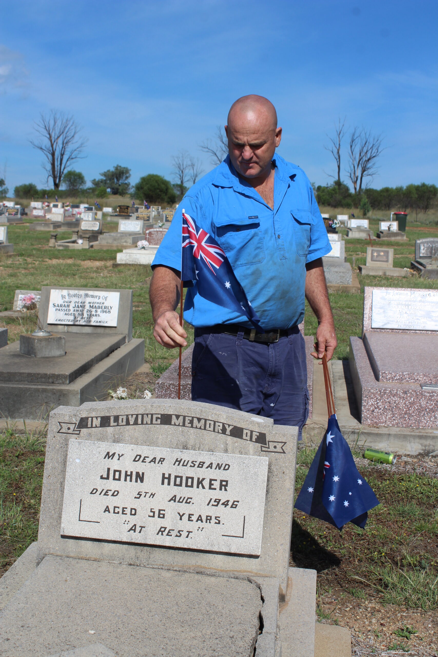 Leon Whelan placing a flag on John Hooker’s grave.