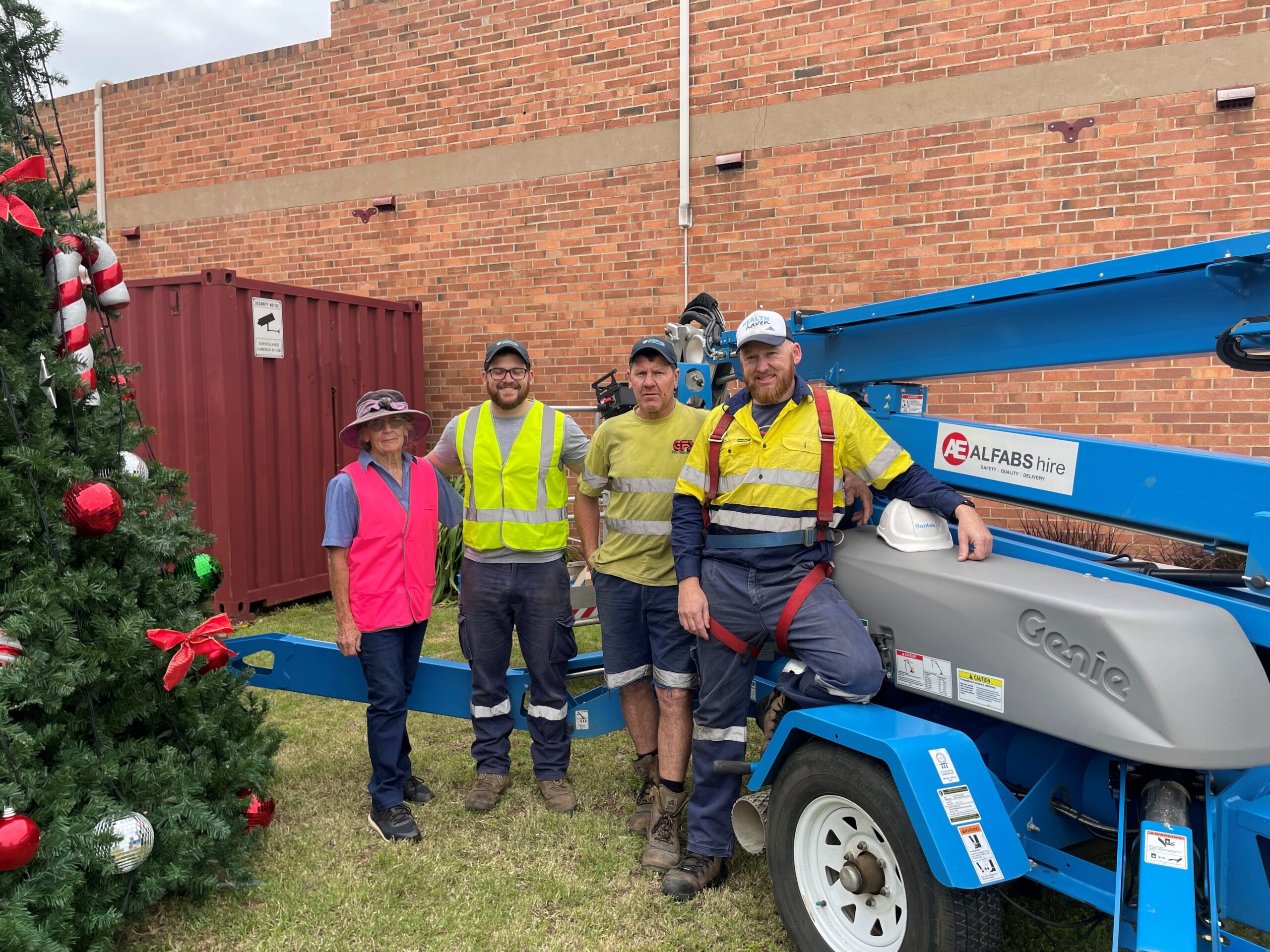 Jenny, Mitchell, Andrew and Tim Gale helped to erect the Chamber’s Christmas tree, right, at the Post Office lawn on Sunday.