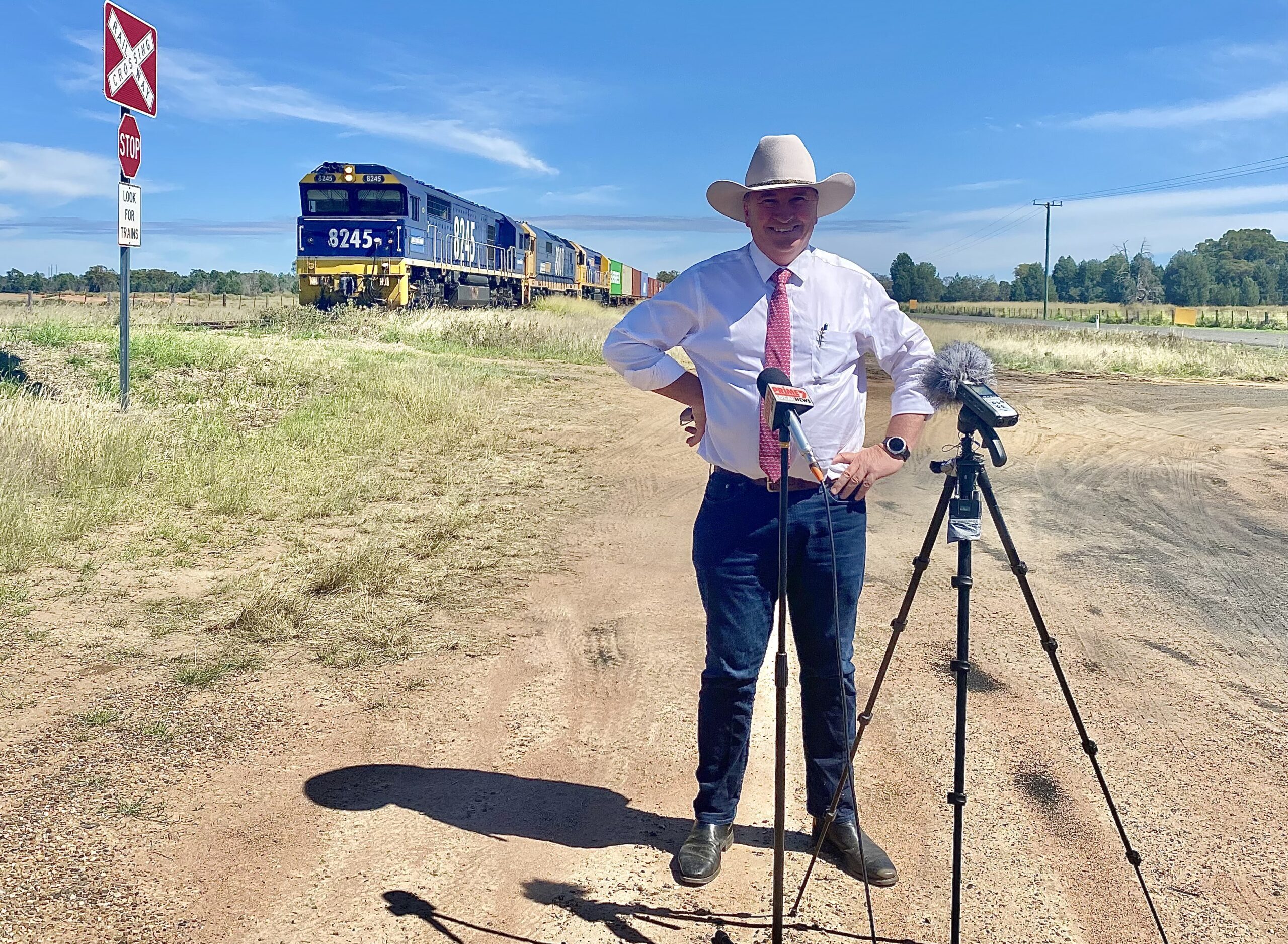 Deputy PM stops by town to keep Inland Rail on track