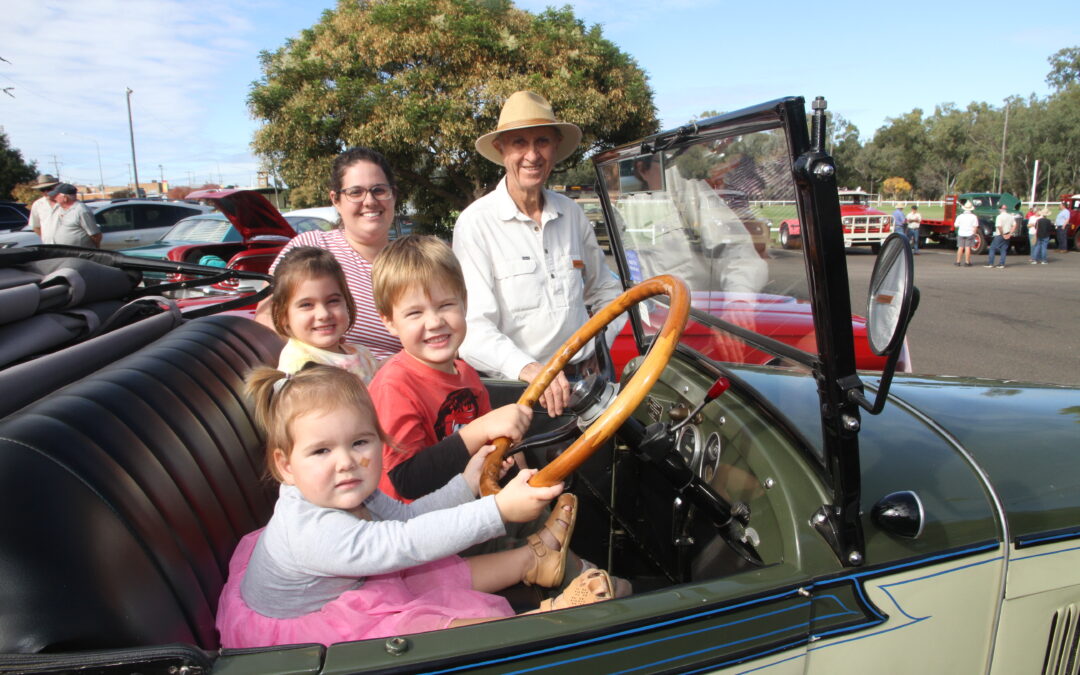 Classic cars draw admiring visitors to Narrabri