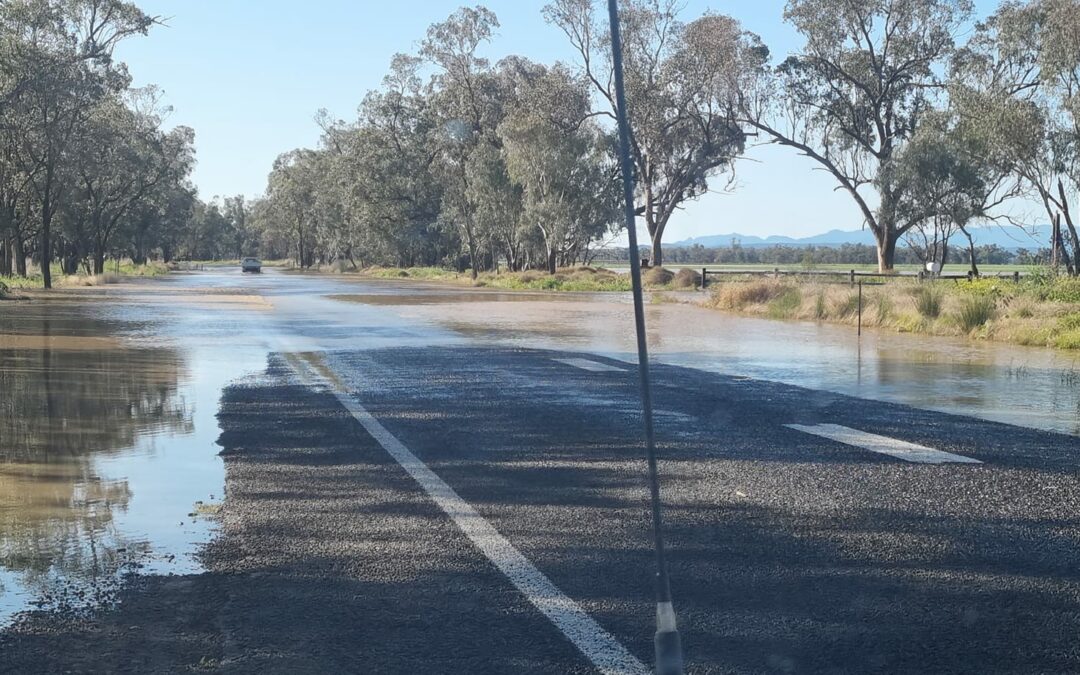 Flooding forces closures along Kamilaroi, Oxley highways