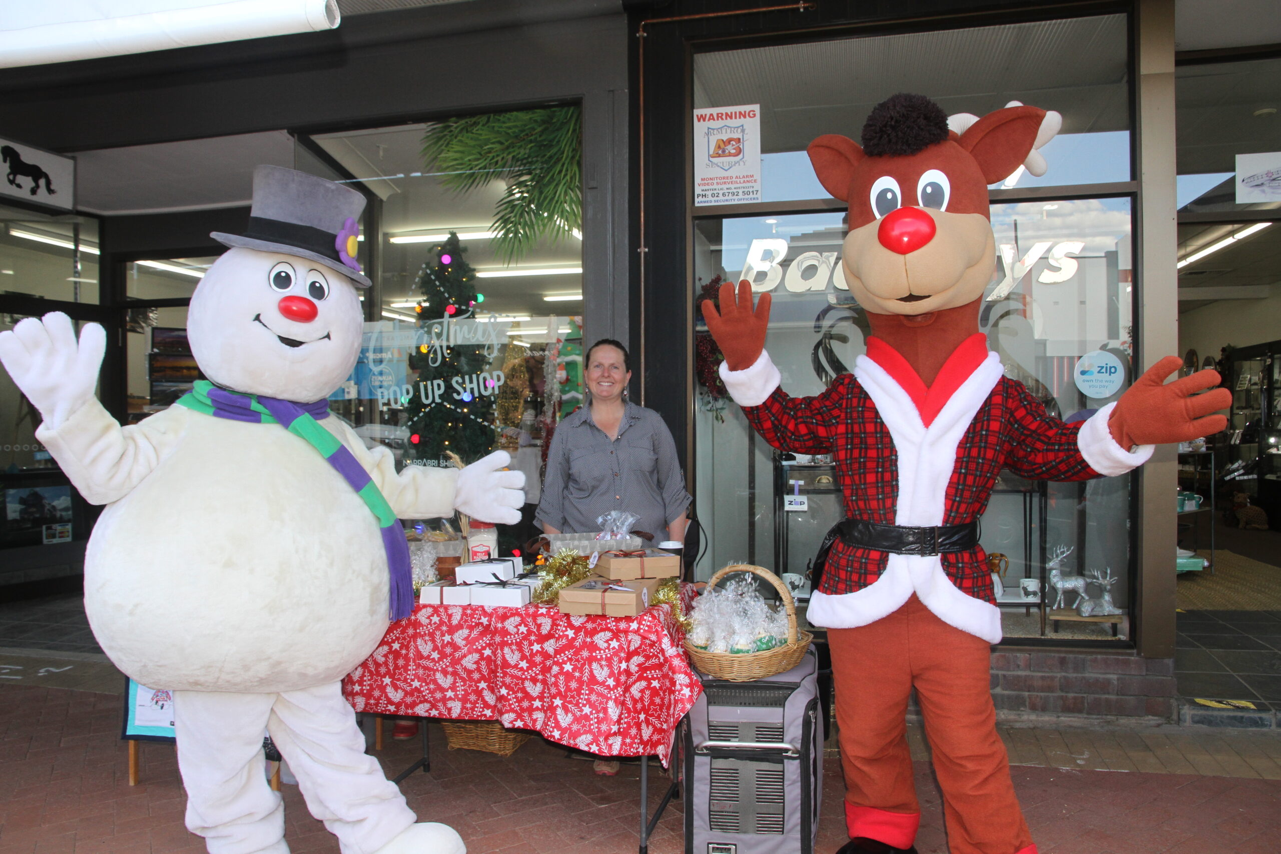 Thousands turn out for Narrabri’s Christmas street carnival