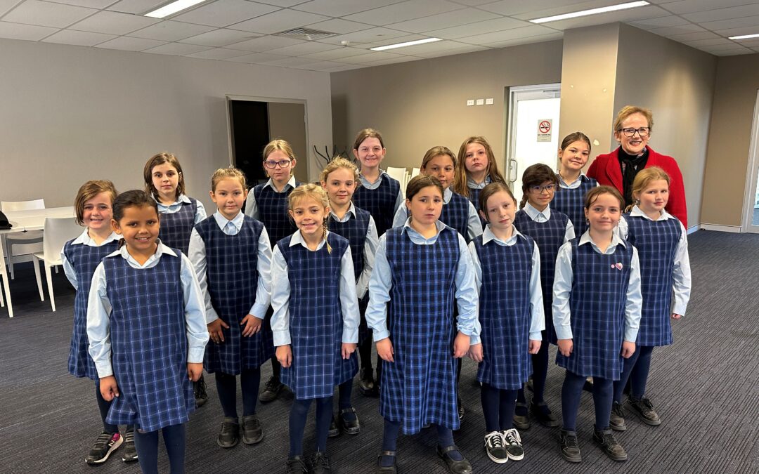Narrabri Public School Choir sings for Community Care clients