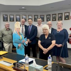 Dolly dazzles councillors with Imagination Library