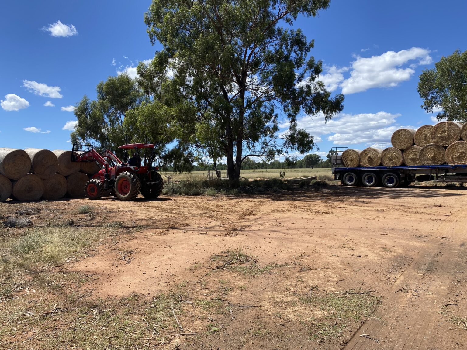 Aussie Hay Runners give a helping hand to fireaffected farmers in Narrabri Shire The Courier