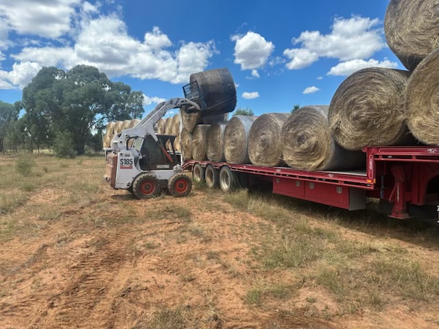 Aussie Hay Runners give a helping hand to fire-affected farmers in Narrabri Shire