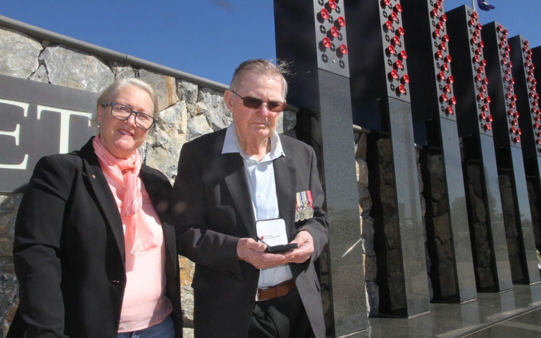 Commemorative medallion presented to Narrabri’s last World War II veteran
