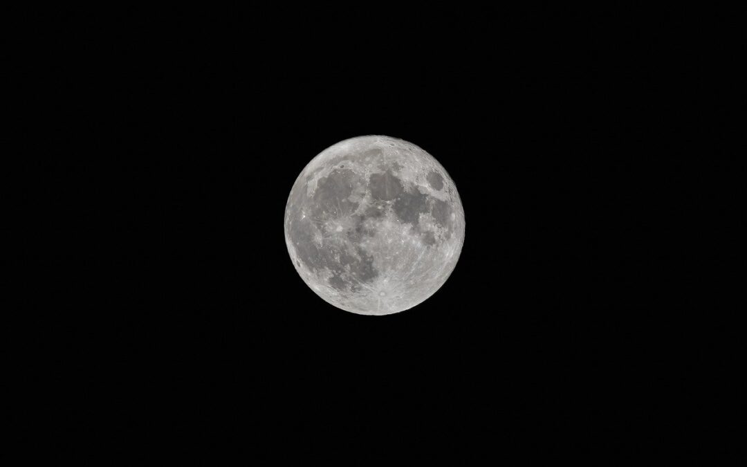 Why does the moon look bigger when it’s just rising or setting, but smaller when it’s high up in the sky? | Ask Dr Bec