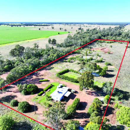 Well-presented private country retreat