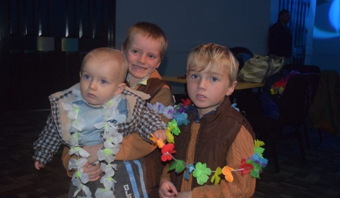 Leis, lights, laughs: children party Hawaiian style