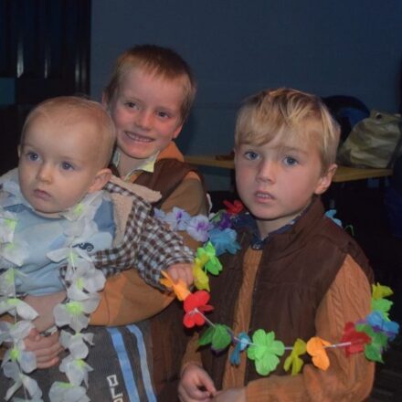 Leis, lights, laughs: children party Hawaiian style